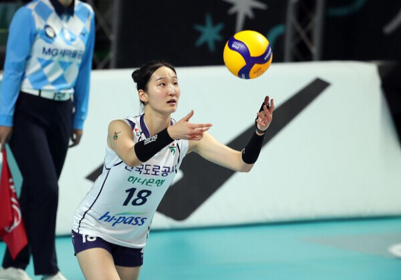 지난 3월 20일 충북 단양군 매포체육관에서 열린 2024 춘계 전국 중&middot;고배구 연맹전 여자고등부 4강전 전주근영여고와 선명여고 경기에서 선명여고 세터 최연진이 서브를 넣기 위해 패스(토스)를 올리고 있다. [사진=발리볼코리아닷컴]