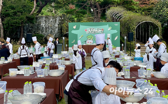 25일 서울 광진구 워커힐 호텔 명월관에서 '어린이 김치 만들기' 행사가 진행됐다. [사진=송대성 기자]