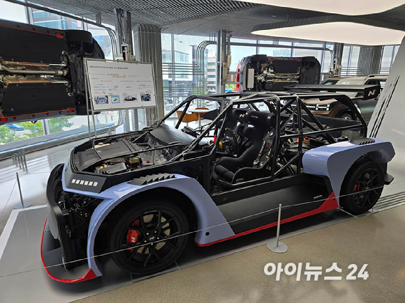 현대모터스튜디오 서울에 전시된 차세대 전동화 비전 'RN24 롤링랩'. [사진=김종성 기자]