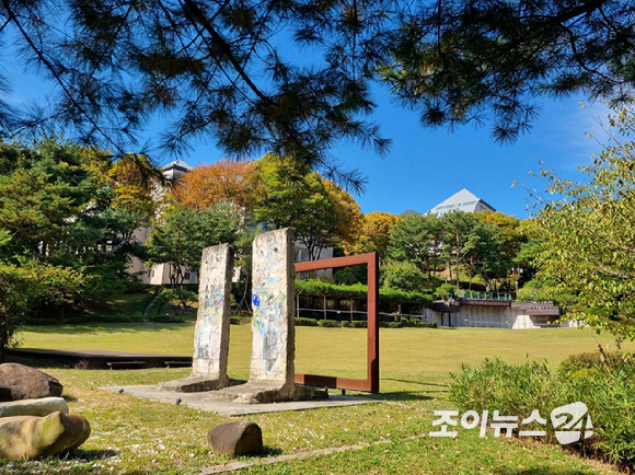 [포토] 북한산 가을 산행 속…모습 드러낸 국립평화통일민주교육원