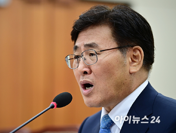 유상임 과학기술정보통신부 장관. 유 장관이 최근 불거진 과학기술계 이슈에서 어떤 출구전략을 내놓을지 눈길이 쏠린다.[사진=곽영래 기자]