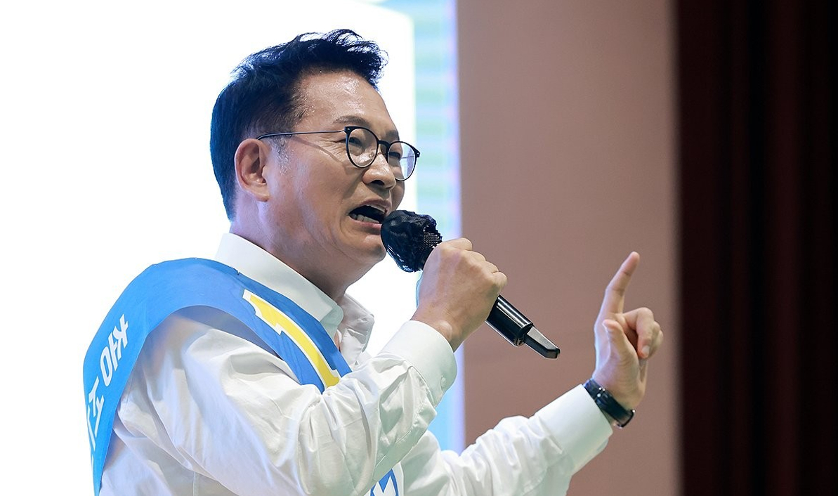 더불어민주당 당 대표 후보들이 10일 오후 전남광주 서구 KBC에서 열린 TV 토론회를 준비하고 있다. 왼쪽부터 송영길, 정청래, 김민석 후보. 2026.8.10 [사진=연합뉴스]
