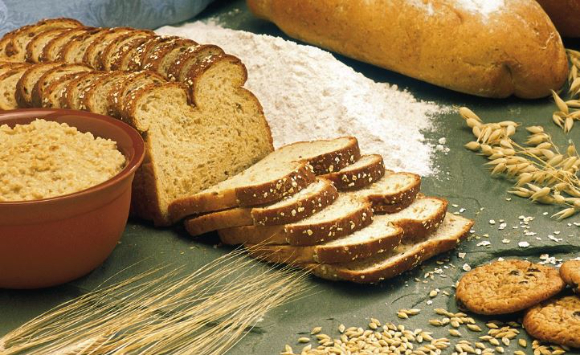 건강을 위해서 밀을 끊어야 한다면 대체재로 '통밀'을 섭취하는 것을 권장한다. 사진은 통밀빵과 통밀 쿠키. [사진=픽사베이]
