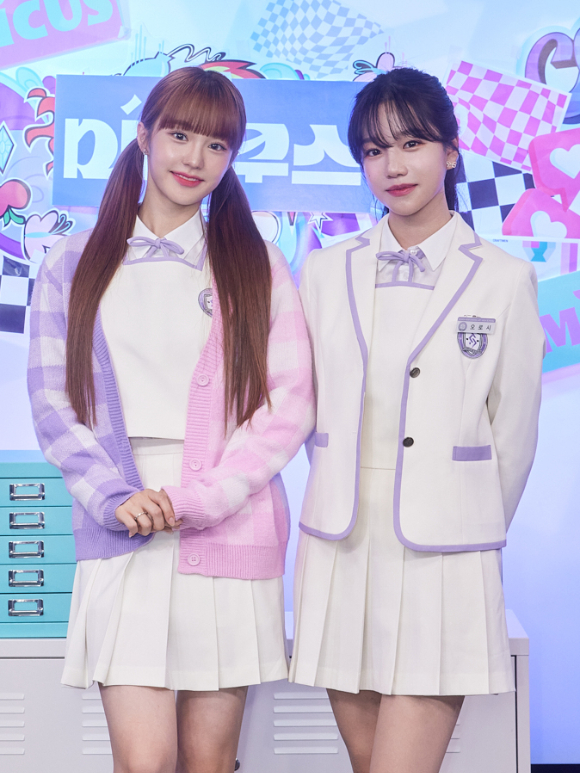 그룹 우아 나나, 가수 조유리가 22일 온라인으로 진행된 플레이리스트 드라마 '미미쿠스' 제작발표회에 참석해 포즈를 취하고 있다. [사진=플레이리스트]