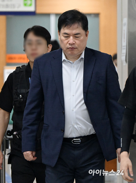 '특정범죄가중처벌등에관한법률위반(뇌물) 등 혐의'를 받는 유동규 전 성남도시개발공사 기획본부장이 21일 서울 서초구 서울중앙지법에 출석하고 있다. [사진=사진공동취재단 ]