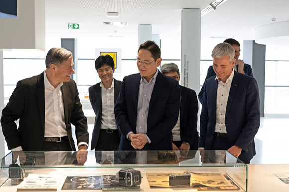 26일(현지 시간) 독일 오버코헨 자이스(ZEISS) 본사를 방문한 이재용 삼성전자 회장이 자이스 제품을 살펴보고 있다. [사진=삼성전자]