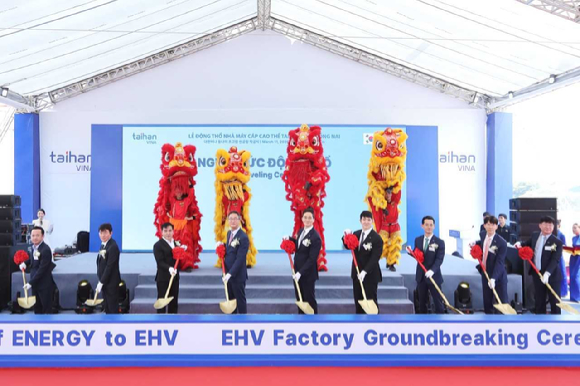 대한비나 신공장 착공식에서 참석자들이 시삽 퍼포먼스를 하고 있다.(좌 다섯번째부터 김대헌 호반그룹 기획총괄 사장, 김민성 기획담당 부사장, 김준석 경영총괄 부사장) [사진=대한전선]