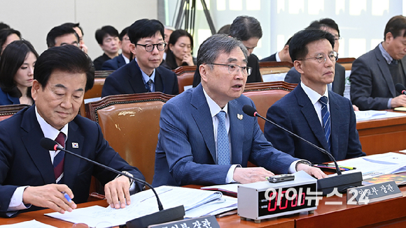 조현 외교부 장관이 28일 서울 여의도 국회에서 열린 외교통일위원회 국정감사에서 질의에 답하고 있다. [사진=곽영래 기자]