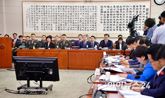 21일 오전 서울 여의도 국회에서 열린 법제사법위원회 전체회의 순직 해병 수사 방해 및 사건 은폐 등의 진상규명을 위한 특별검사의 임명 등에 관한 법률안 관련 입법청문회에 증인 및 참고인들이 출석해 있다.앞줄 왼쪽부터 박정훈 전 해병대수사단장, 유재은 국방부 법무관리관, 임성근 전 해병대 1사단장, 이종섭 전 국방부 장관, 박성재 법무부 장관, [사진=곽영래 기자]