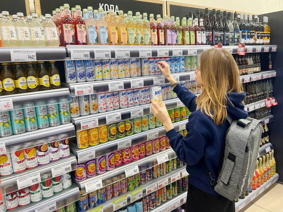 소비자가 제로 음료를 살펴보고 있다. [사진=AI생성 이미지]