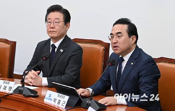 임종석 전 대통령비서실장이 지난해 3월 28일 서울 왕십리역 광장에서 중구성동구 갑과 을에 각각 출마하는 전현희 후보와 박성준 후보 지원 유세를 하고 있다. [사진=곽영래 기자]