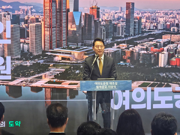 오세훈 서울시장이 21일 서울시청 서울갤러리에서 열린 &lsquo;여의도공원 재조성 설계공모&rsquo; 시상식에서 여의도공원에 대한 브리핑을 하고 있다. [사진=홍성효 기자]