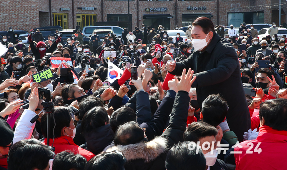 윤석열 국민의힘 대선후보가 17일 오전 경기도 용인 수지구에서 '역동적 혁신성장 대한민국 만들기' 선거 유세를 하며 유권자들에게 지지를 호소하고 있다. [사진=국회사진취재단]