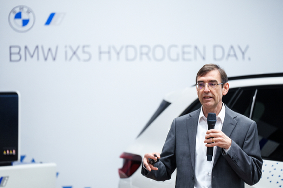 'BMW iX5 하이드로젠 데이'에서 발표를 진행하는 BMW 그룹 수소 기술 및 차량 프로젝트 총괄 위르겐 굴트너 박사. [사진=BMW코리아]