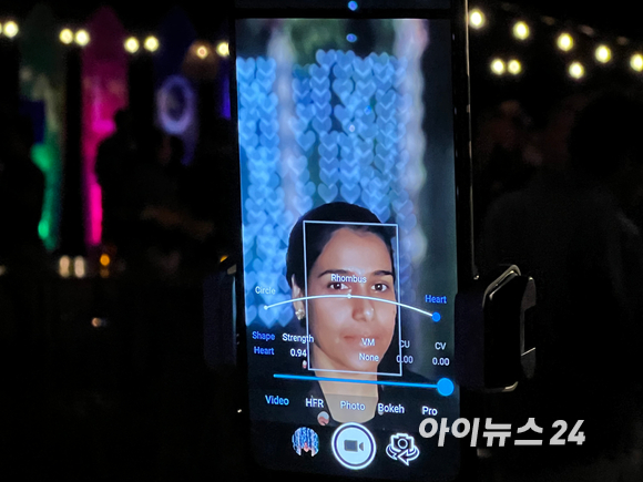 15일(현지시간) 퀄컴은 올로왈루에서 스냅드래곤 사이트 데모 부스를 마련했다. 배경 속에서 빛나는 하트모양을 살펴볼 수 있다 [사진=김문기 기자]