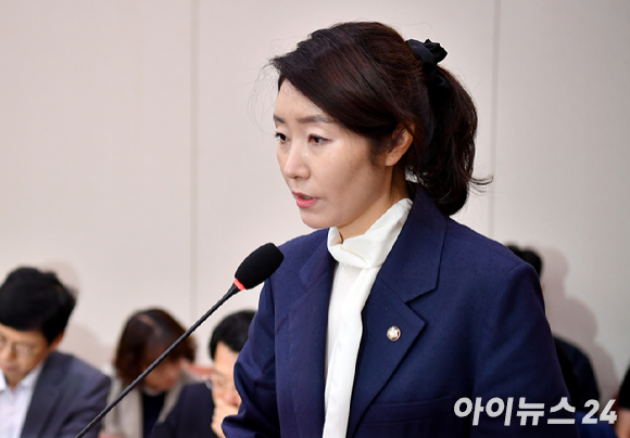 강선우 여성가족부 장관 후보자가 지난 14일 서울 여의도 국회 여성가족위원회에서 열린 인사청문회에서 모두발언을 하고 있다. [사진=곽영래 기자]
