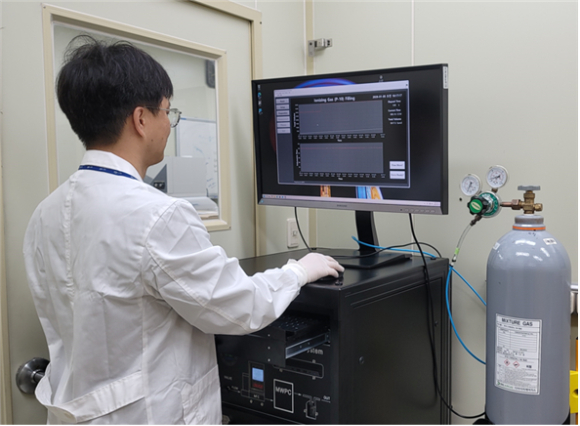 KRISS 연구진이 면적선원 일차표준기로 표준방출률을 측정하고 있다. [사진=KRISS]