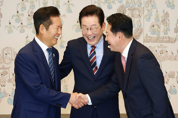 이재명 대통령이 8일 용산 대통령실에서 여야 지도부 오찬 회동에 참석한 더불어민주당 정청래 대표와 국민의힘 장동혁 대표가 악수하는 모습을 보고 있다. 2025.9.8 [대통령실통신사진기자단] [사진=연합뉴스]