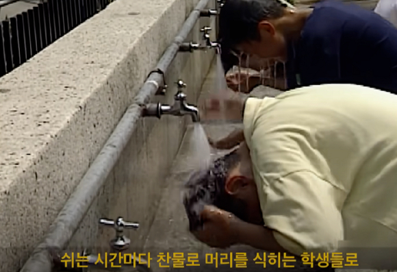 90년대 여름을 담은 영상이 인기를 끌었다. [사진=유튜브 @크랩, KBS 보도화면]