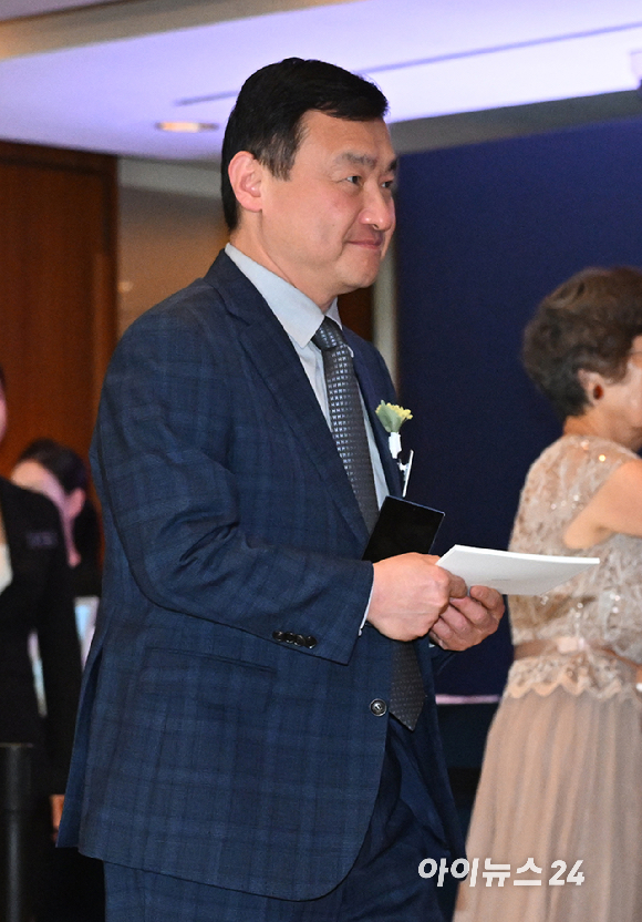 삼성호암상 수상자들이 1일 서울신라호텔 다이너스티홀에서 열린 2026년 제36회 삼성호암상 시상식에서 기념 촬영을 하고 있다. (왼쪽부터) 과학상 물리&middot;수학부문 오성진 UC버클리 교수, 과학상 화학&middot;생명과학부문 윤태식 위스콘신대 매디슨 교수, 공학상 김범만 포스텍 명예교수, 의학상 에바 호프만 코펜하겐대 교수, 예술상 조수미 성악가, 사회봉사상 오동찬 국립소록도병원 의료부장. [사진=호암재단]