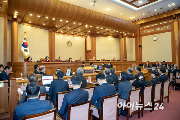 문형배 헌법재판소장 직무대행을 비롯한 헌법재판관들이 20일 오후 서울 종로구 헌법재판소에서 열린 윤 대통령 탄핵심판 10차 변론에 자리하고 있다. [사진=사진공동취재단]