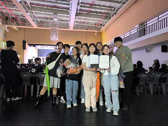 공도중학교 학생들이 안성시 청소년 동아리 축제에서 동아리 우수상 수상하고 기념 촬영을 하고 있다. [사진=안성교육지원청]