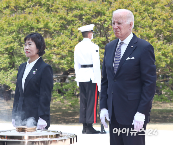 방한 중인 조 바이든 미국 대통령이 21일 오후 서울 동작구 국립서울현충원을 찾아 참배를 하고 있다. [사진=사진공동취재단]