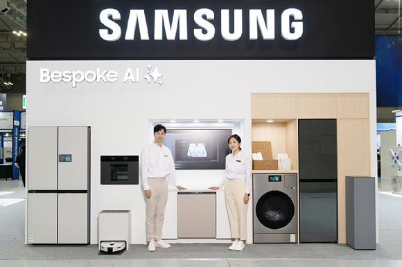 삼성전자 모델이 25일부터 28일까지 광주광역시 김대중컨벤션센터에서 열리는 '2025 광주미래산업엑스포'에 마련된 삼성전자 부스를 소개하고 있다. [사진=삼성전자]