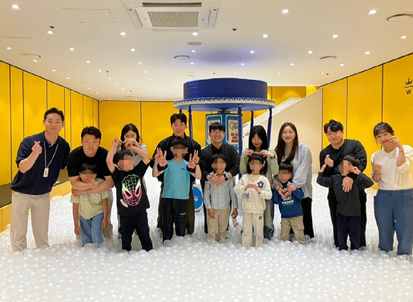 고려아연과 계열사 임직원들이 지난 16일 동명아동복지센터애서 봉사활동을 진행하고 있다. [사진=고려아연]