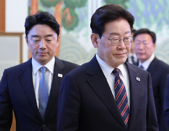 이재명 대통령과 강훈식 비서실장이 21일 청와대에서 열린 수석보좌관회의에 입장하고 있다. 강 비서실장은 이날 오전 이 대통령에게 사의를 표명했다. 2026.9.21 [청와대통신사진기자단] [사진=연합뉴스]