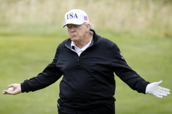 도널드 트럼프 미국 대통령이 영국 스코틀랜드 턴베리에 위치한 자신 소유의 골프장에서 골프를 치고 있는 모습. [사진=EPA/연합뉴스]