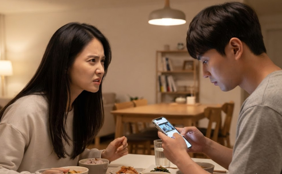 식사와 수면 중은 물론, 어린 아이 앞에서도 휴대전화 미디어에 집착하는 남편 때문에 고민에 빠진 아내 고민이 전해졌다. 본 기사와 무관한, AI 생성 이미지. [사진=제미나이 생성 이미지]