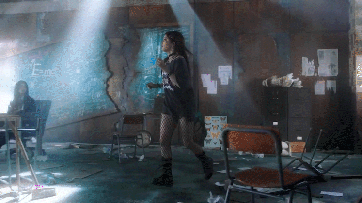 빌리(Billlie)의 신곡 'RING ma Bell (what a wonderful world)' 뮤직비디오 티저가 공개돼 관심을 모으고 있다. [사진=빌리 'RING ma Bell' MV 티저 영상 캡쳐]