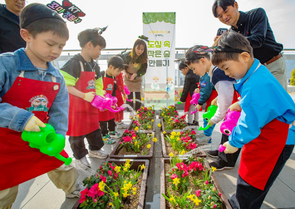 "빌딩 위에 숲이 자랐다"…KT, 아이들과 옥상 숲 만들기