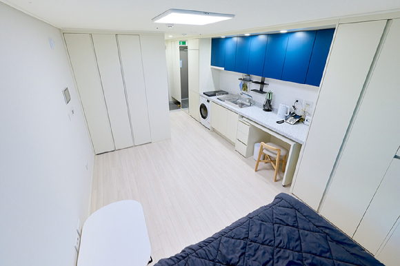 인천광역시 부평구 청소년수련관에서 11일 열린 삼성희망디딤돌 인천센터 개소 및 10주년 기념 행사에서 참석자들이 기념 촬영하고 있다. (왼쪽부터) 정익중 아동권리보장원장, 허수연 한양대 공공정책대학원 교수, 김병준 사회복지공동모금회 회장, 삼성희망디딤돌 수혜자 정재국씨, 이스란 보건복지부 제1차관, 박승희 삼성전자 CR담당 사장, 조민제 국민일보 회장, 장석훈 삼성글로벌리서치 삼성사회공헌업무총괄 사장. [사진=삼성전자]