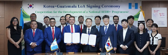 1일 산림청 서울사무소에서 김인호 산림청장(오른쪽 다섯번째)이 브루노 아리아스 리바스 과테말라 산림청장(왼쪽 다섯번째)과 REDD+ 협력합의서에 서명하고 기념 촬영을 하고 있다. [사진=산림청 ]