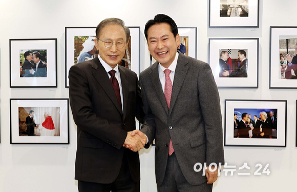 장동혁 국민의힘 대표가 2일 서울 서초구 영포빌딩에서 이명박 전 대통령을 만나 외연 확장 등 당 운영 방안과 지방선거 전략에 관한 조언을 듣고 있다. [사진=국회사진기자단]
