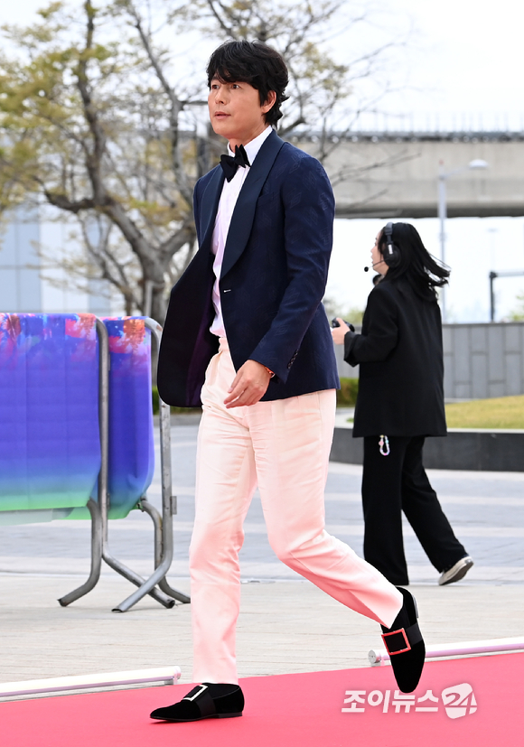 배우 정우성이 28일 오후 인천 파라다이스시티에서 열린 제59회 백상예술대상 레드카펫에 참석하고 있다. [사진=김성진 기자]