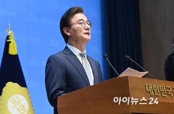 전재수 더불어민주당 부산시장 후보가 13일 서울 여의도 국회 소통관에서 부산시장 후보 확정 관련 기자회견을 하고 있다. [사진=곽영래 기자]