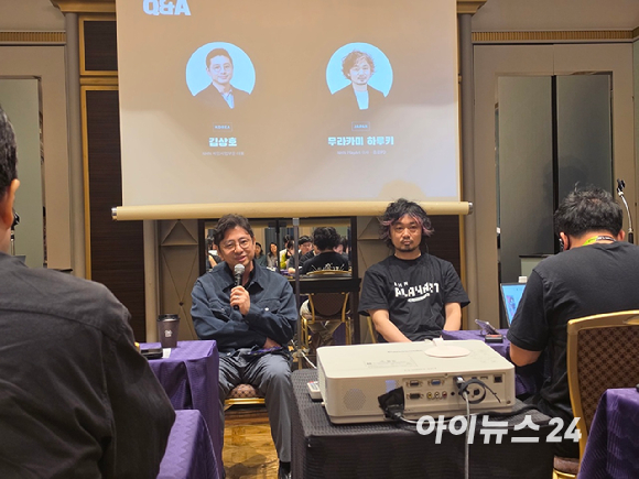 김상호 NHN 게임사업부문 대표(왼쪽)가 18일 일본 지바현 뉴오타니 마쿠하리 호텔에서 열린 기자간담회에서 질의응답을 하고 있다. 오른쪽은 무라카미 하루키 NHN플레이아트 이사 겸 총괄 PD. [사진=곽민구 기자]