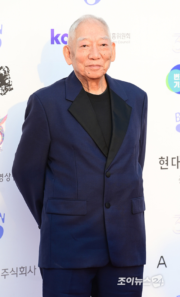 원화평 감독이 2일 경기도 부천시 원미구 부천시청 잔디광장에서 진행된 제30회 부천국제판타스틱영화제(BIFAN) 레드카펫 행사에 참석하고 있다. [사진=정소희 기자]