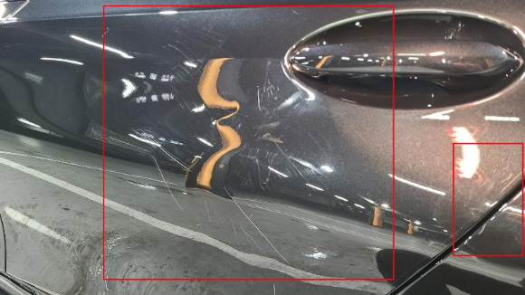 한 차주가 사례금 50만원을 약속하며 자신의 차량을 무차별하게 훼손하고 사라진 무리를 찾아달라는 호소가 전해졌다. 위 사진은 차주가 공개한 차량 피해. [사진=온라인 커뮤니티]