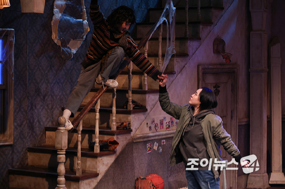 배우 문근영, 김단이가 19일 오후 서울 종로구 동숭동 대학로티오엠에서 진행된 연극 '오펀스' 프레스콜에 참석해 열연을 펼치고 있다. [사진=문수지 기자]