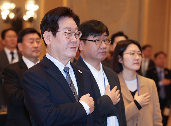 중국을 국빈방문 중인 이재명 대통령이 지난 7일 상하이의 한 호텔에서 열린 순방 기자단 오찬 간담회에서 발언하고 있다. [사진=연합뉴스]