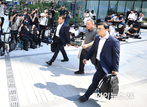 공천개입 의혹을 받는 명태균씨가 1일 오전 서울 종로구에 마련된 김건희 특검팀(특별검사 민중기) 사무실로 조사를 받기 위해 출석하고 있다. [사진=곽영래 기자]