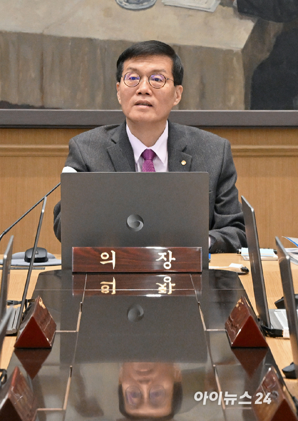 이창용 한국은행 총재가 22일 오전 서울 중구 한국은행에서 열린 금융통화위원회를 주재하고 있다. [사진=사진공동취재단]