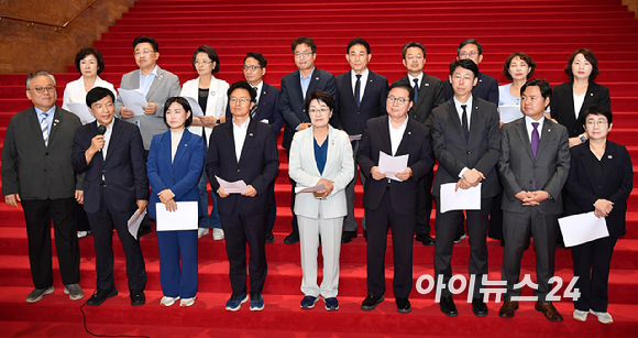 더불어민주당 초선 의원들이 3일 오후 서울 여의도 국회 로텐더 홀에서 국민의힘 나경원 의원 초선의원 비하발언 규탄 성명을 발표하고 있다. [사진=곽영래 기자]