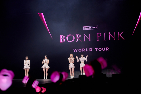 블랙핑크가 16일 서울 올림픽공원 KSPO DOME에서 열린 단독콘서트 'BLACKPINK WORLD TOUR [BORN PINK] SEOUL'에서 무대를 선보이고 있다. [사진=YG엔터테인먼트]