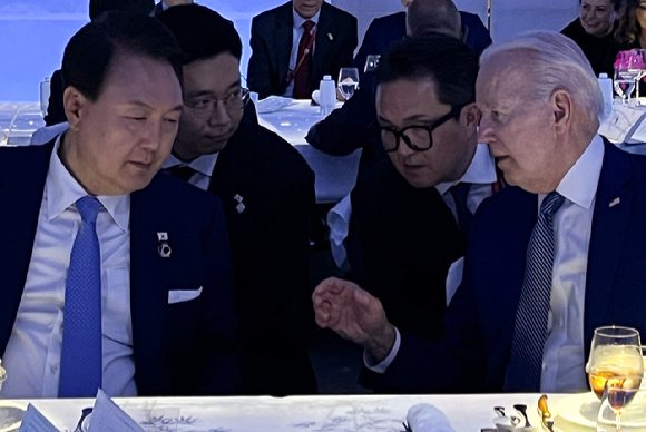 윤석열 대통령이 지난 20일 히로시마 그랜드프린스호텔에서 열린 G7 정상회의 친교만찬에서 조 바이든 미국 대통령과 대화하고 있다. 2023.05.21. [사진=대통령실]