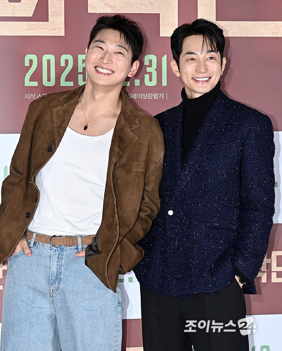 배우 정진운, 박시후가 8일 서울 용산구 CGV 용산아이파크몰에서 열린 영화 '신의 악단' 제작보고회에서 포즈를 취하고 있다 [사진=곽영래 기자]